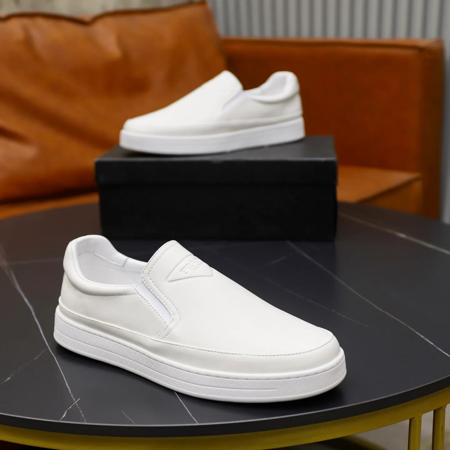 Ex-factory price: 420💰🙅‍♂️🙅‍♂️🙅‍♂️ Brand: PRADA Standard code: 38-44 (45 customized) Grade: Same as the official website Material: Original leather splicing, comfortable and breathable lining, original wear-resistant outsole Style category: Men's fashionable casual shoes, running shoes, noble luxury brand elements, top luxury Color: actual picture color
